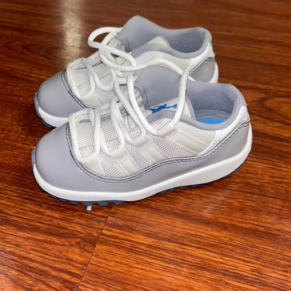 Jordan 11. White and gray size 8c.
